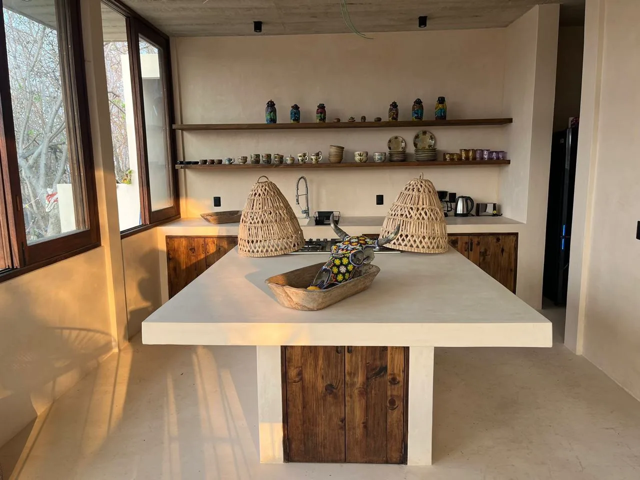Casa Chololo — Cocina de concreto y madera
